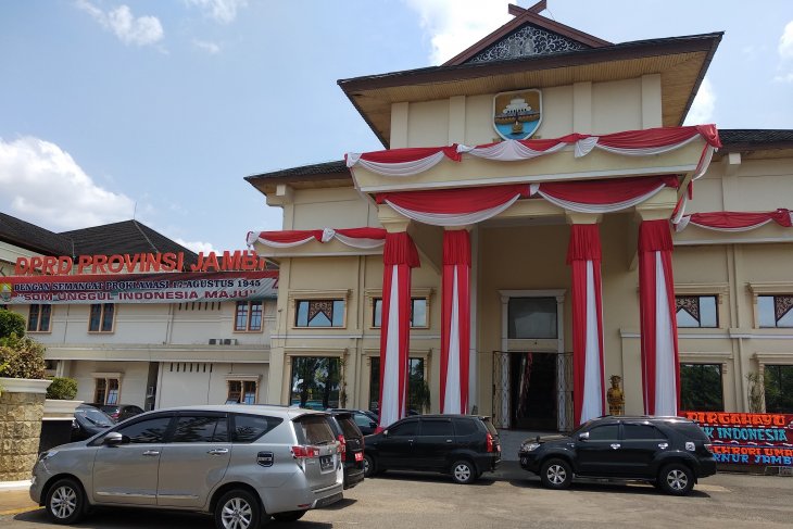 Gedung DPRD bersolek sambut HUT ke-74 RI