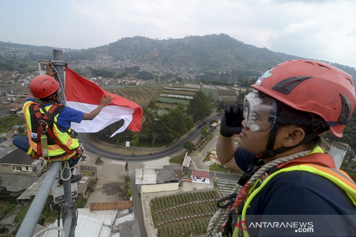 Pengibaran Bendera Di Puncak Menara