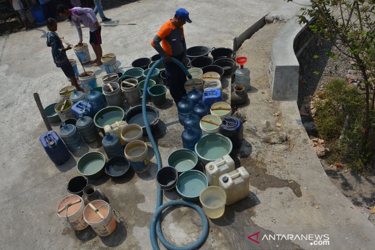 Penyaluran air bersih di Jombang