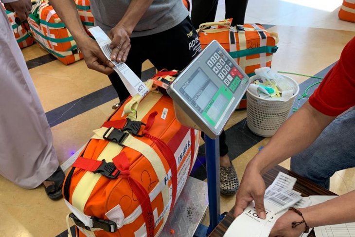 Satu truk koper jamaah kloter Surabaya dikembalikan, diduga berisi cairan