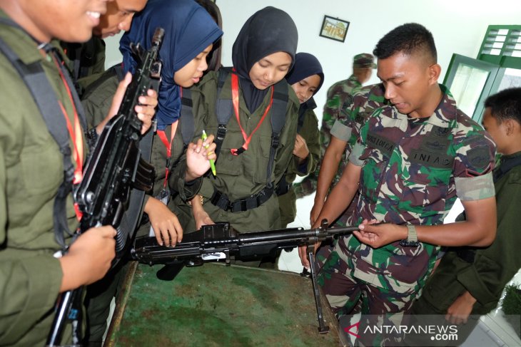 Peserta SMN PTPN IV asal Sulteng lihat senjata di Yonkav