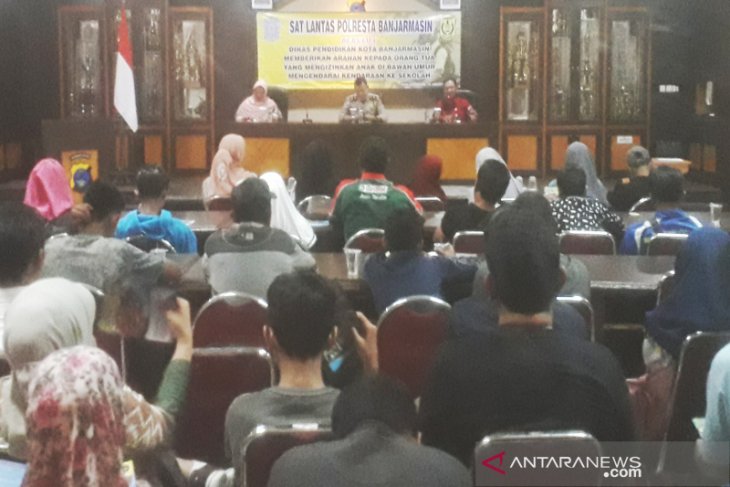52 pelajar SMP bersama orang tua tandatangani surat pernyataan