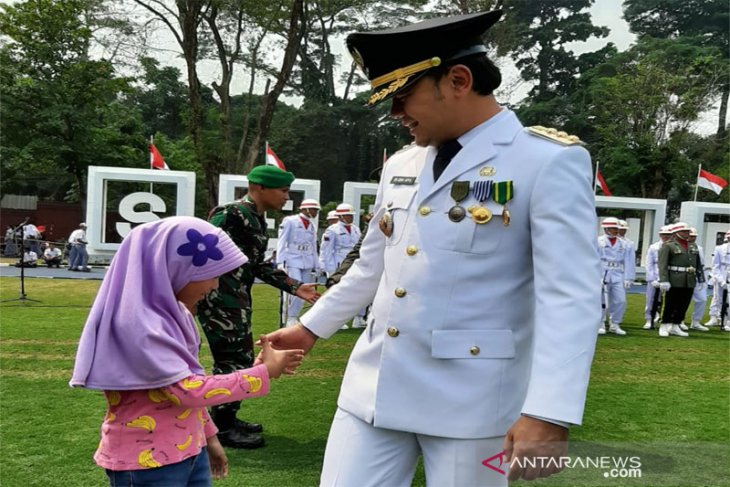 Wali Kota Bogor Bima Arya Sugiarto Menyalami Anak