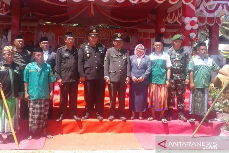 Pemuda Tolinggula kenakan sarung memperingati HUT Ke-74 Kemerdekaan RI