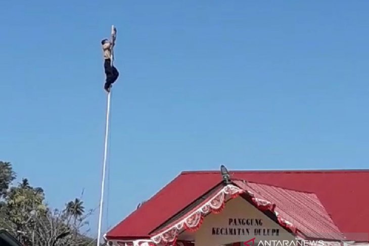 Gubernur berikan beasiswa kepada anak pemanjat tiang bendera