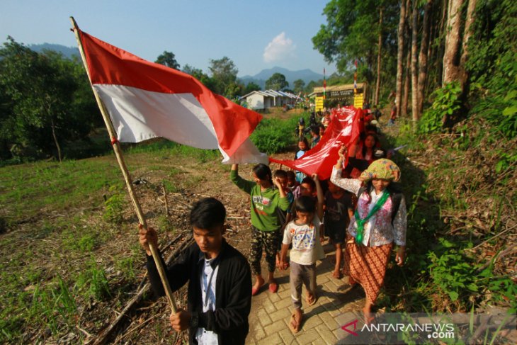 Warga Dayak Meratus Meriahkan HUT Ke 74 RI