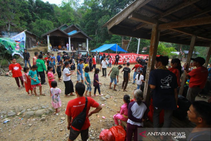 Warga Dayak Meratus Meriahkan HUT Ke 74 RI