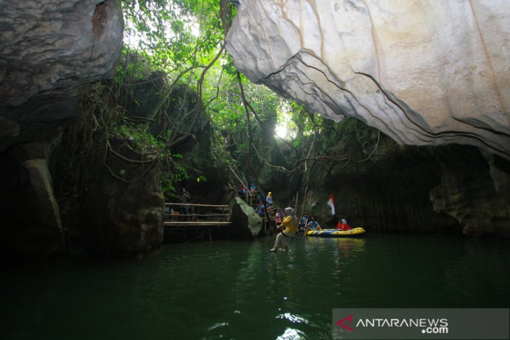 Wisata Gua Limbuhang Haliau