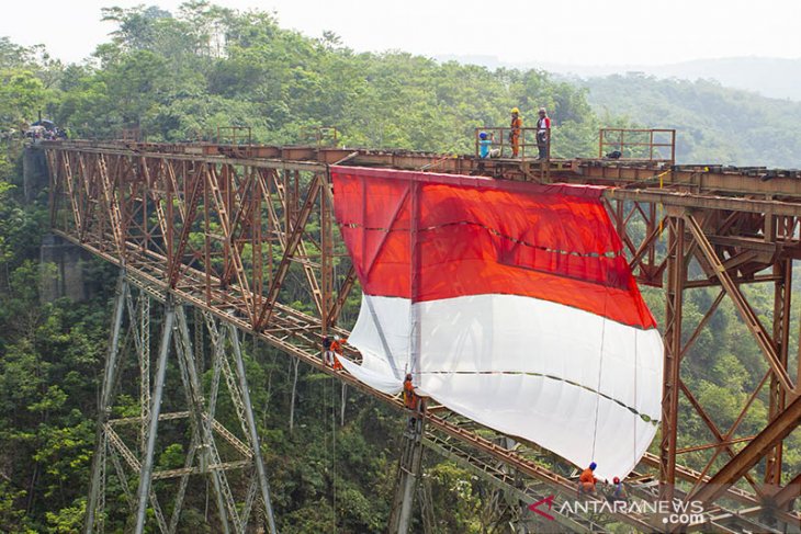 Pengibaran Bendera Merah Putih Di Jembatan Cisomang