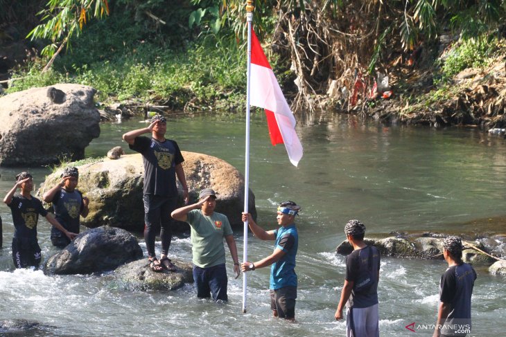 Upacara bendera di sungai