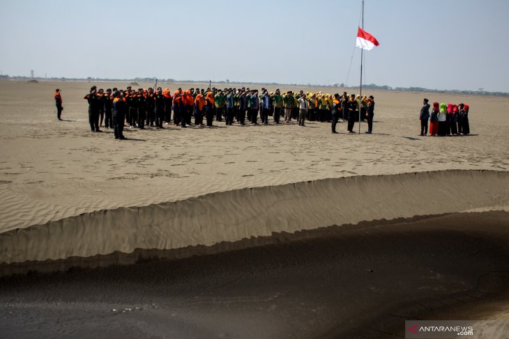 Upacara bendera HUT RI di lumpur lapindo