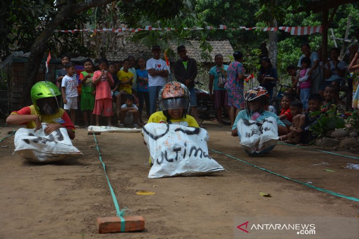 Lomba balap karung unik