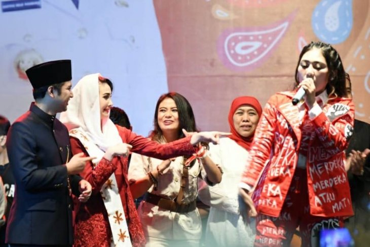Via Vallen ajak Gubernur-Wagub Jatim nyanyikan lagu