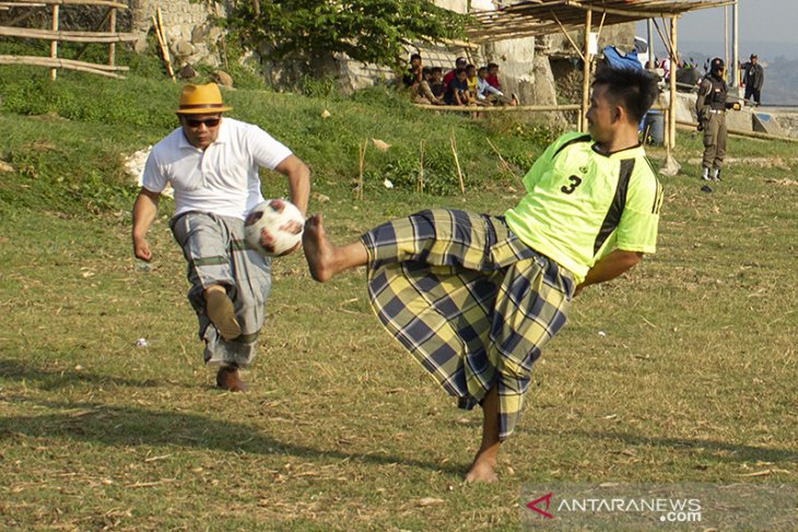 Gubernur Jawa Barat Bermain Sepak Bola Sarung