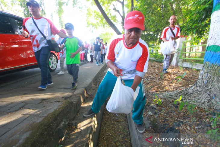 Jalan Sehat Sambil Memungut Sampah