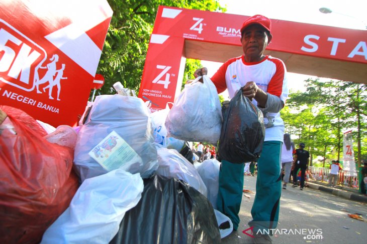 Jalan Sehat Sambil Memungut Sampah