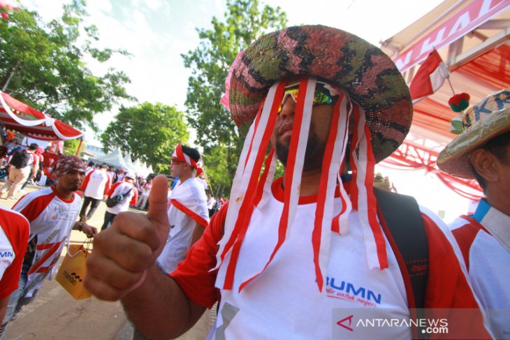 Penampilan Unik Peserta Jalan Sehat 5K