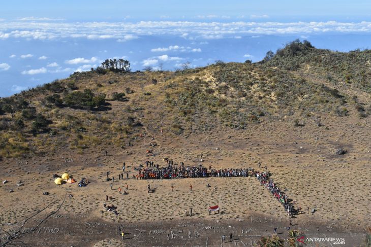 Peringatan HUT RI di puncak Lawu