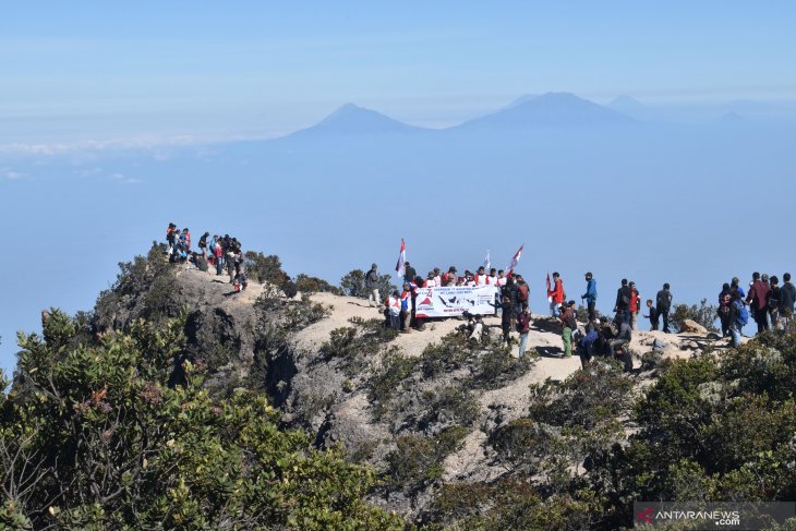 Peringatan HUT RI di puncak Lawu