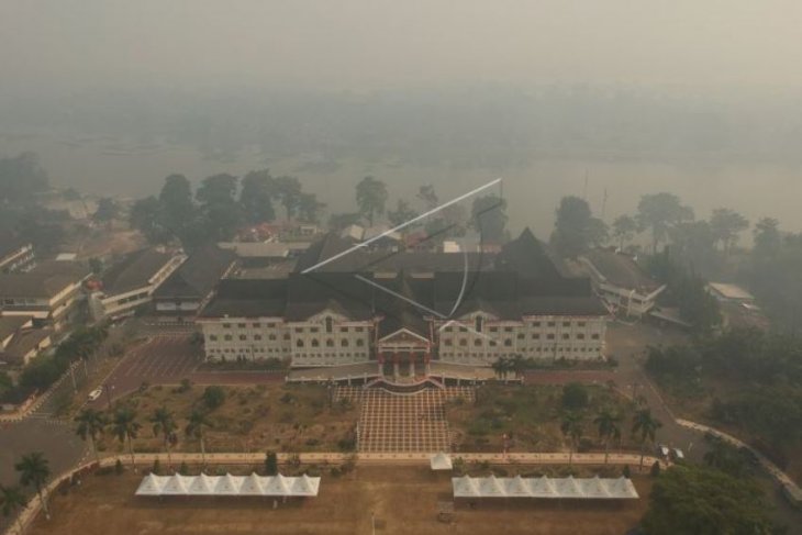 Kantor Gubernur diselimuti asap karhutla