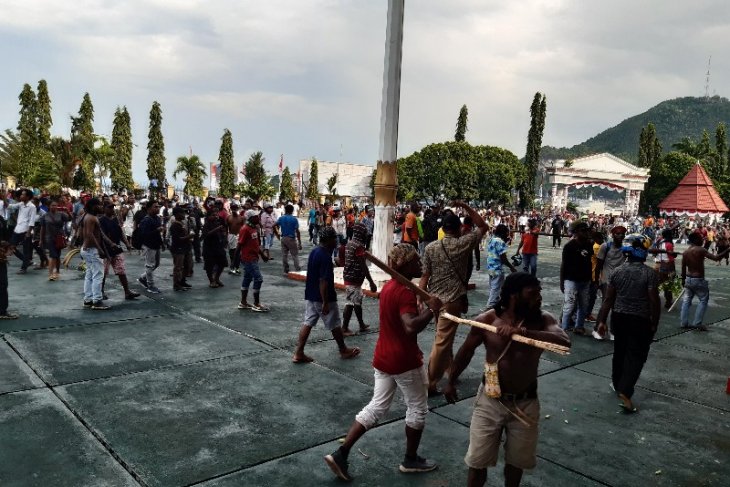 Massa akai tiba Kantor Gubernur Papua Jayapura