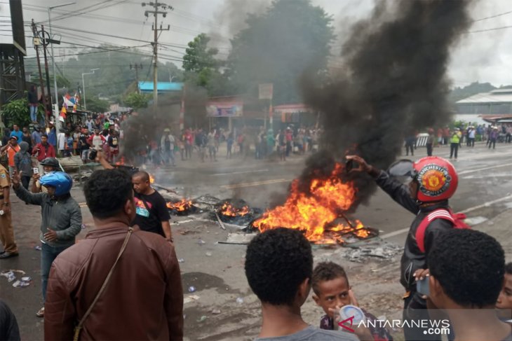 Manokwari macet total, massa blokade jalan protes pengusiran mahasiswa Papua di Surabaya