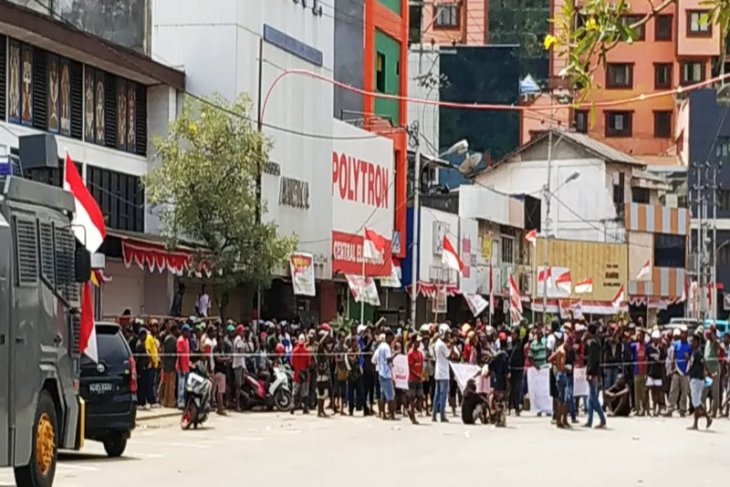 Ribuan pendemo di Jayapura long march ke kantor Gubernur