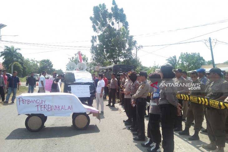 Belasan orang demo tagih realisasi program Bupati Mukomuko