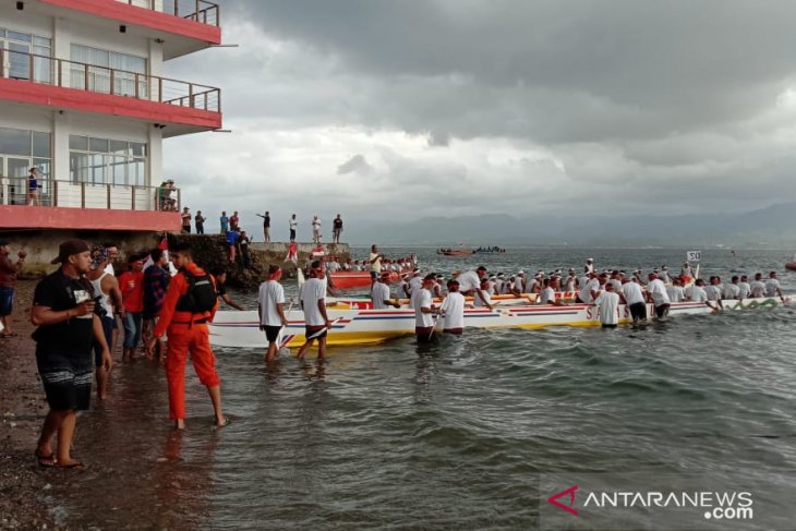 Enam perahu ikut lomba arumbae manggurebe Festival Teluk Ambon 2019