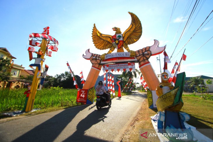 Gapura Berhias Pernak Pernik Kemerdekaan