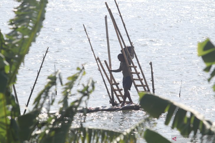 Tambang pasir Sungai Brantas