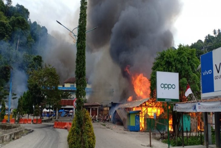 Demo di Fakfak-Papua Barat, pembakaran dan perusakan fasilitas umum terjadi