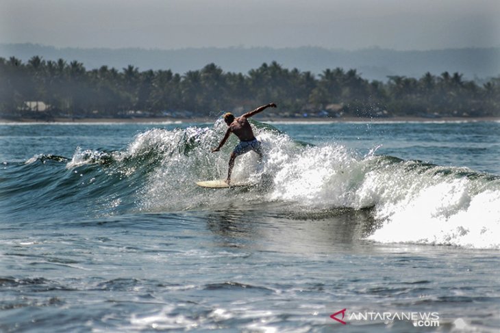 Wisata Selancar di Batu Karas