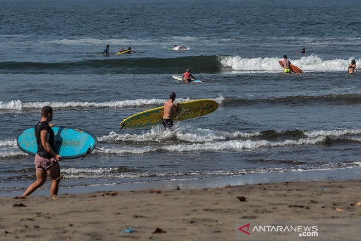 Wisata Selancar di Batu Karas