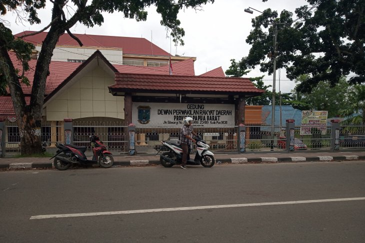 Gedung DPR Papua Barat sebelum dan setelah dibakar