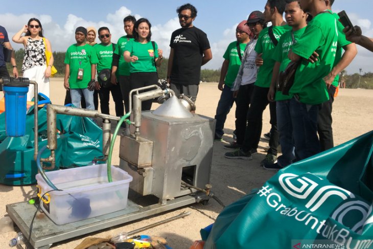 GrabFood ajak kurangi plastik lewat aksi bersih sampah di Pantai Mertasari