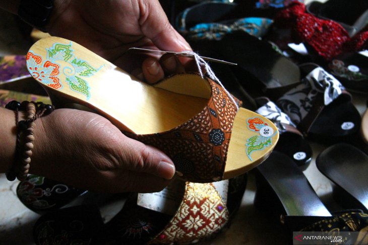 Permintaan sandal batik meningkat