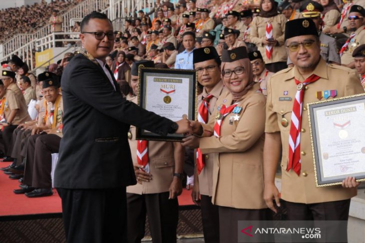 Aksi kolosal ribuan anggota pramuka di Cibinong Bogor cetak rekor dunia