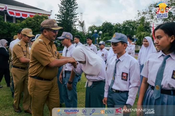 Wali Kota Balikpapan Rizal Effendi Saat Lepas peserta SMN Kaltim