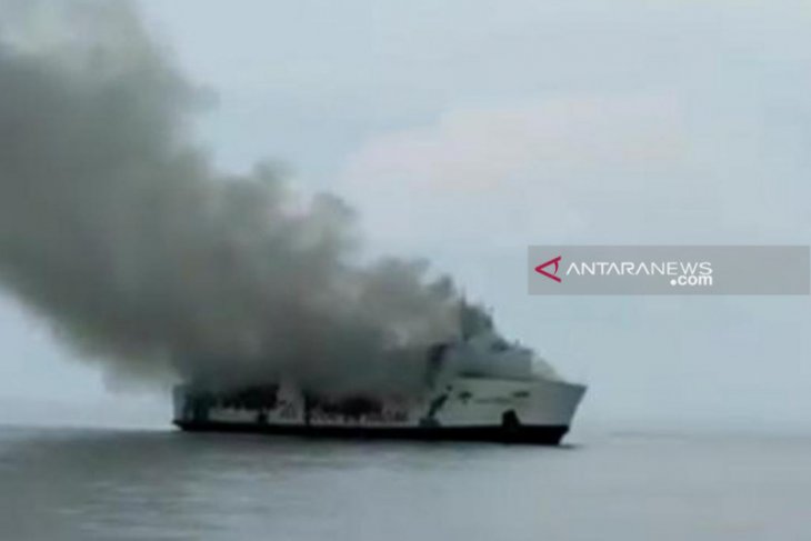 KM Santika Nusantara tujuan Surabaya - Banjarmasin terbakar di Masalembu