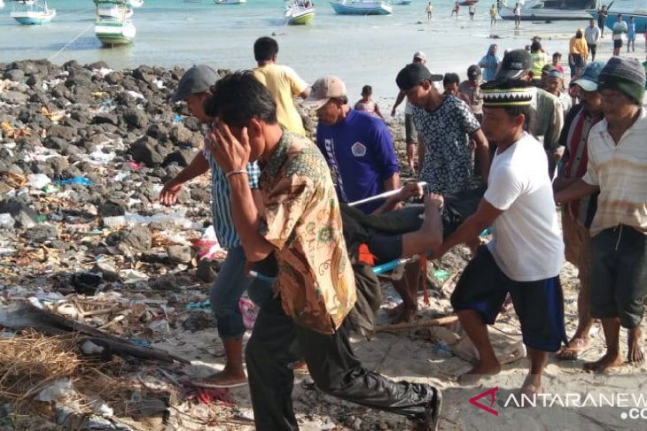 Evakuasi korban kapal terbakar