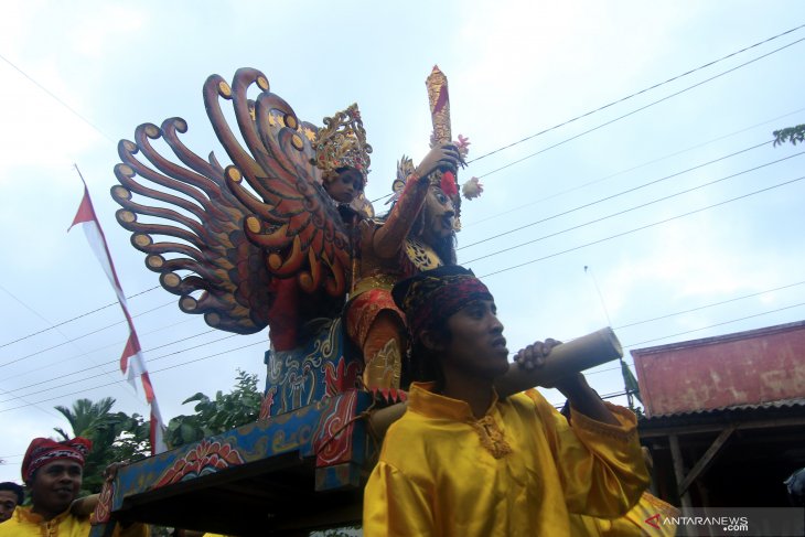 Tradisi mengarak penganten