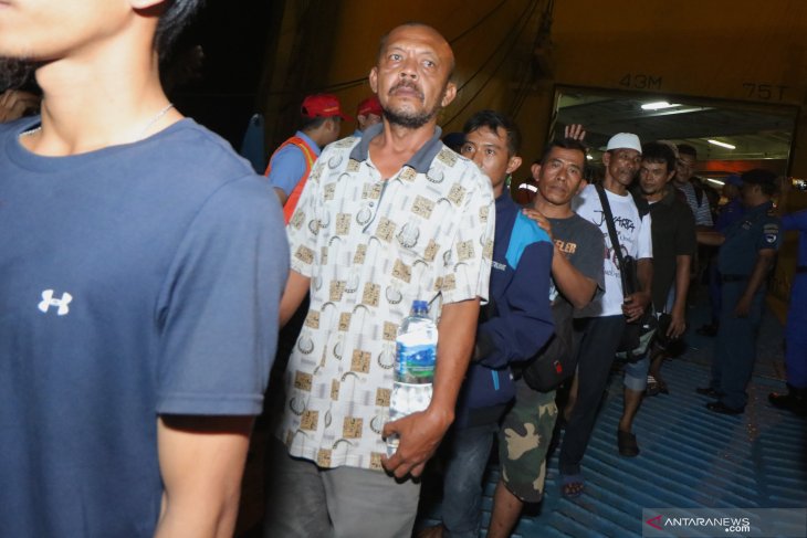 Korban Kapal Terbakar Tiba Di Surabaya