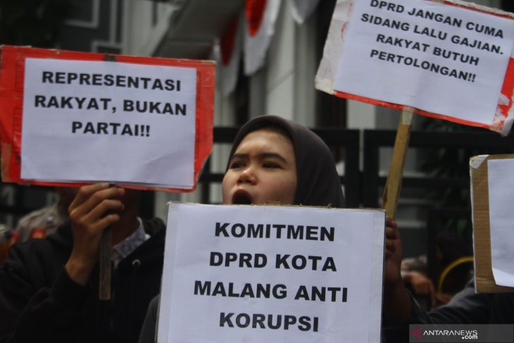 Unjuk rasa pelantikan anggota DPRD Malang