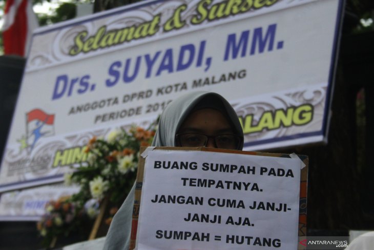 Unjuk rasa pelantikan anggota DPRD Malang