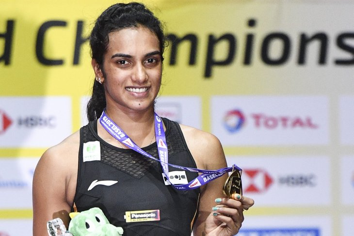 Juara dunia bulu tangkis Sindhu beri bantuan perangi COVID-19