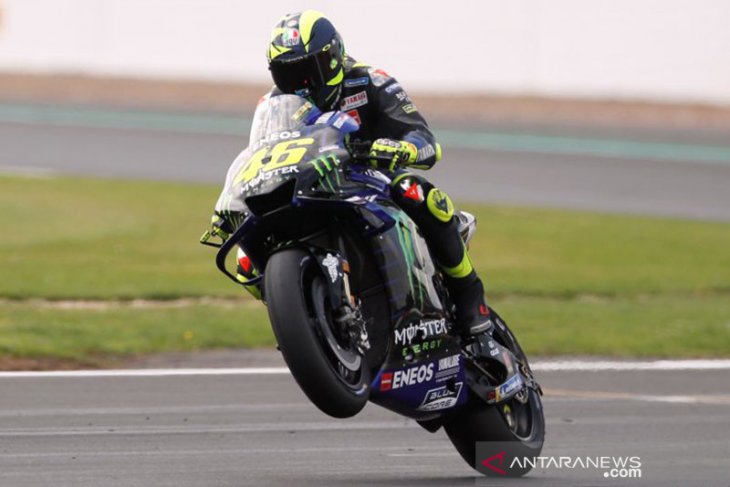 Rossi membelah jalanan kota, mudik bawa motor M1 ke kampung halamannya