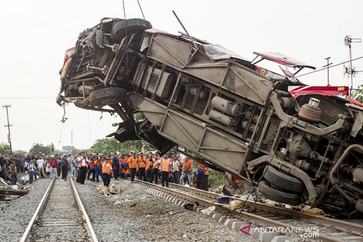 Bus Tertabrak Kereta Api