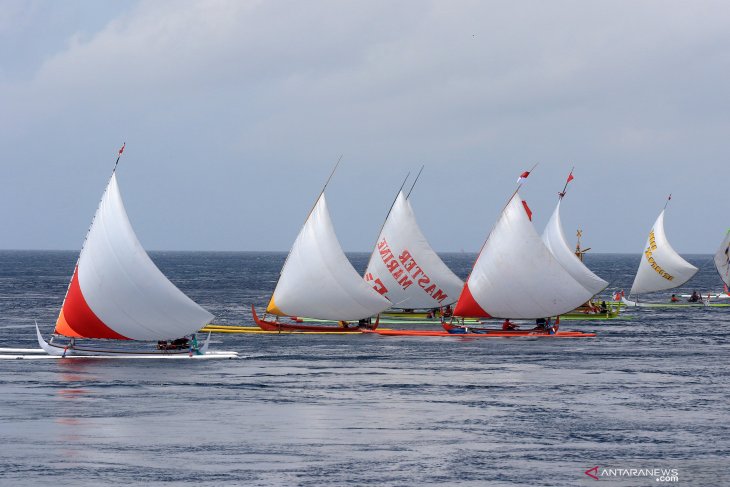 Lomba perahu layar tradisional