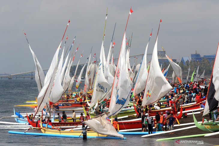 Lomba perahu layar tradisional